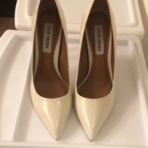 Bone color pumps
